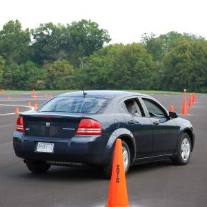 一名学生在阿拉巴马交通安全中心的培训课程中驾驶汽车.