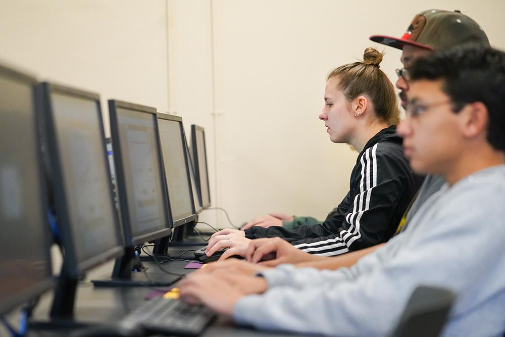 一名蒙特瓦洛学生在台式电脑上工作.